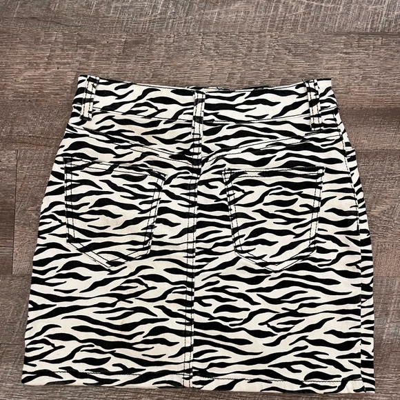 Superdown | Zebra Print Skirt | Small - Picture 3 of 4